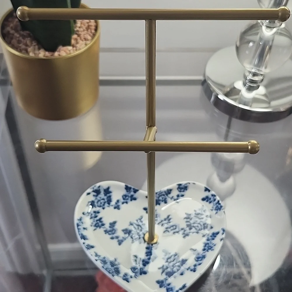 Gold Jewelry Stand with Floral Heart Dish, NWT 🎉💙🤍💛
